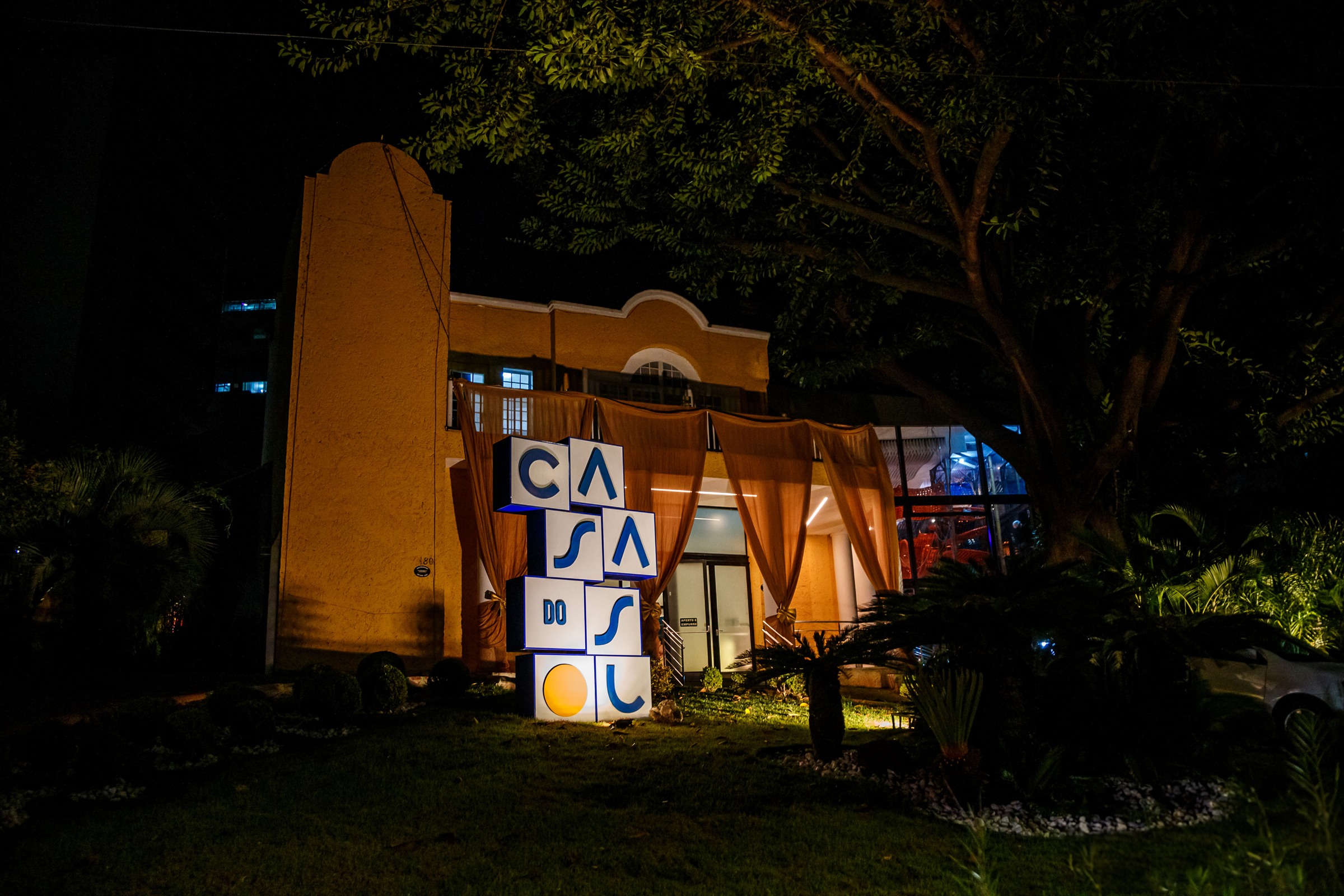 Fachada noturna da Casa do Sol Cidade Nova
