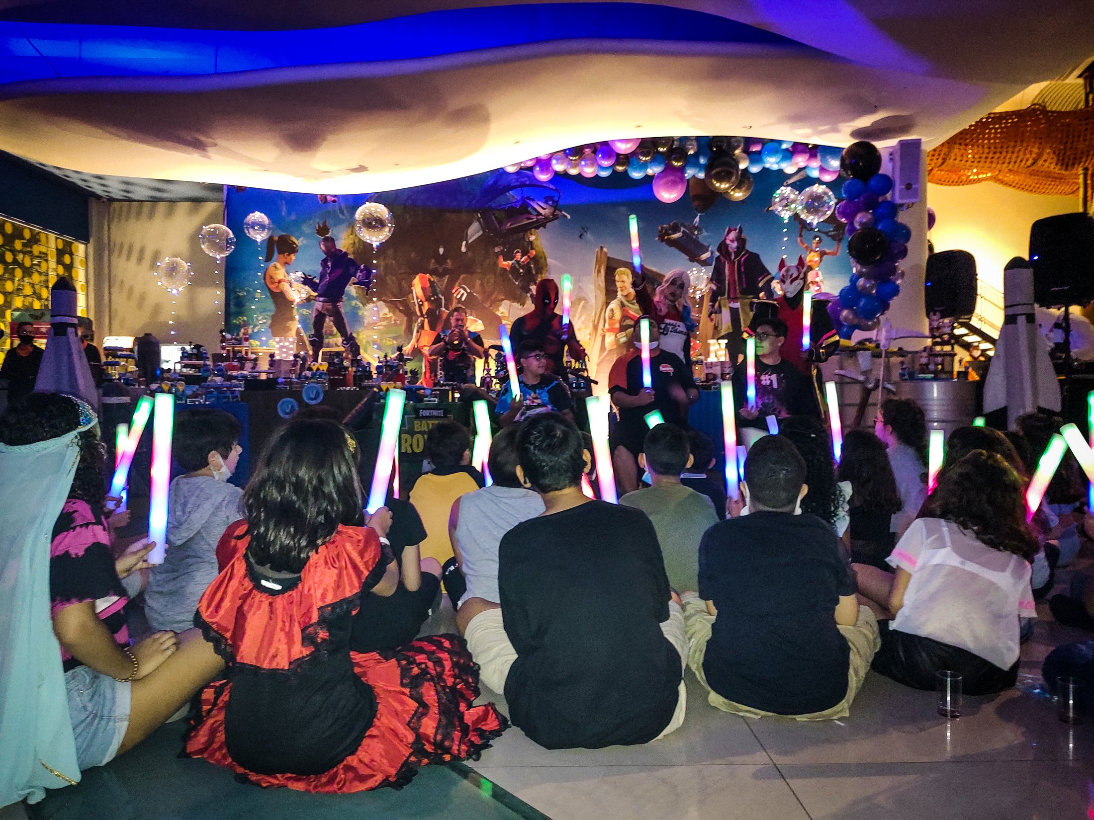 Crianças acompanhando ritual com luzes na Casa do Sol Cidade Nova
