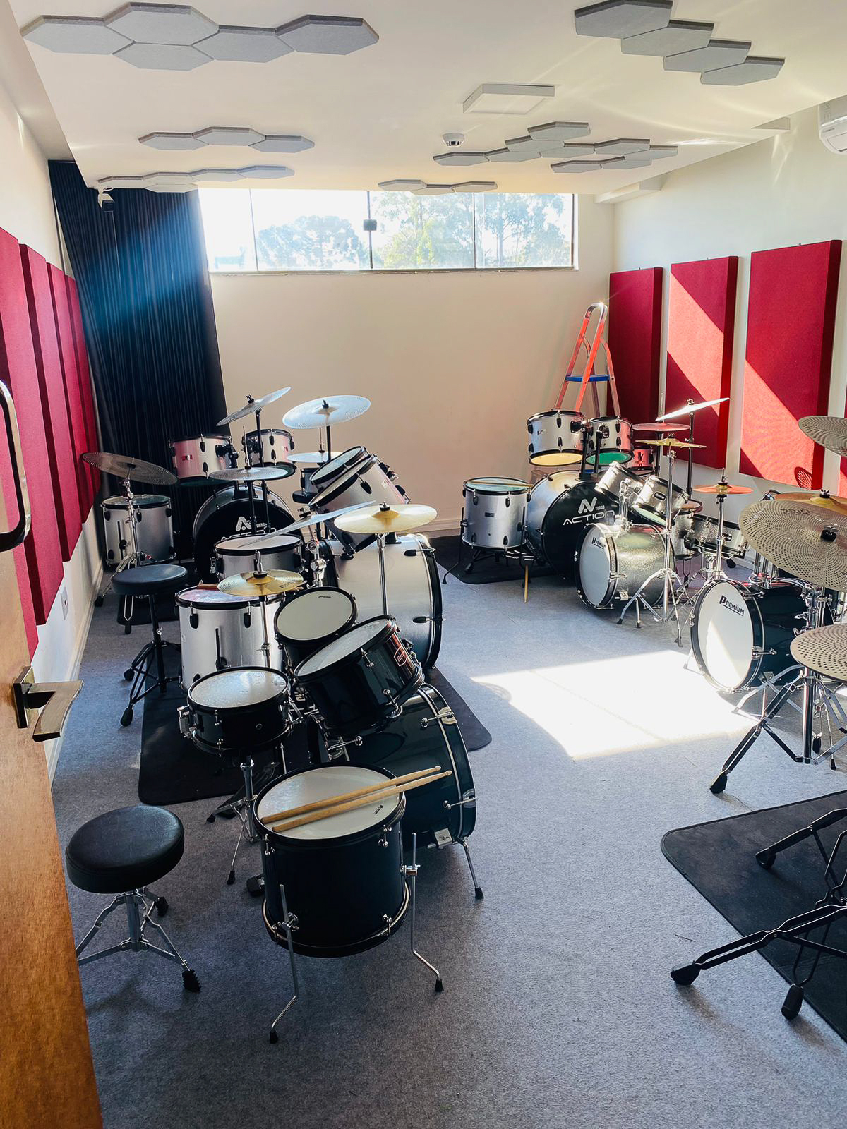 Sala de bateria da Casa do Sol Estúdios com tratamento acústico e repertório musical