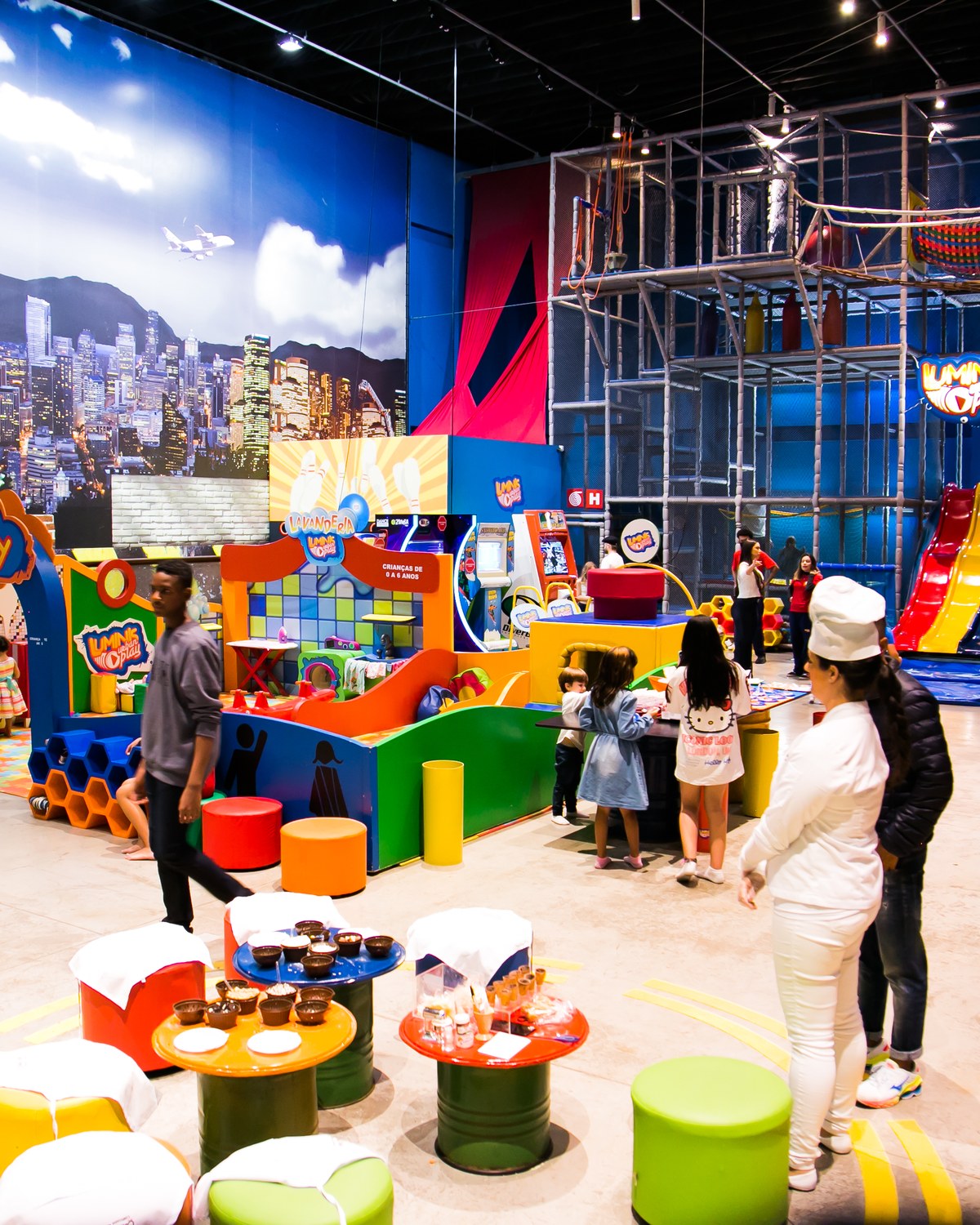 Vista do salão do Luminis Urban Play com mural urbano e estrutura vertical